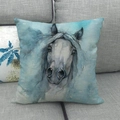 Leinen-Kissenbezug mit Aquarell-Weißpferdmotiv auf grauem Stoffsofa - Weißer Pferdekopf Skizze Stil (12)