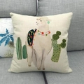 Linnen kussensloop met aquarel alpaca en cactusprint op een zachte grijze bank - Alpaca Met Bloemen Kaap En Ketting (Stijl 2) / 45x45cm