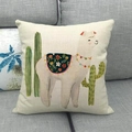 Linnen kussenhoes met aquarel alpaca en cactus ontwerp op een grijze bank - Sierlijk Versierde Alpaca Met Cactus (Stijl 3) / 45x45cm