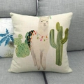 Detail van een linnen kussensloop met een aquarel alpaca en cactus voor woondecoratie - Witte Alpaca Met Gekleurde Kwastjes Halsband (Stijl 4) / 45x45cm