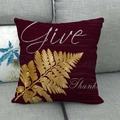 Detail van bordeaux linnen kussensloop met gouden varens en Give Thanks tekst - Rode Achtergrond Goudblad Give Thanks Stijl (4)