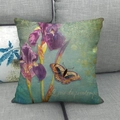 Dettaglio del copricuscino in lino con stampa botanica di iris e farfalla in stile retrò - Iris Viola E Farfalla (1)