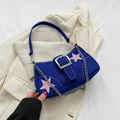 Kleinblaue Canvas-Achseltasche mit rosa Sternen und silberner Schnallenkette - Blau
