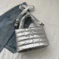Borsa tote trapuntata argento metallizzato con tracolla regolabile stile moderno - Argento