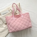 Rosafarbene gesteppte Tragetasche mit Rautenmuster und viel Platz für den Alltag - Rosa