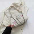 Schicke beige Unterarmtasche mit rosa Sternstickerei und silberner Metallkette - Weiß
