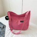 Borsa a tracolla rosa in tela capiente con tracolla regolabile e ciondolo in peluche - Rosa Fucsia Con Ciondolo