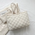 Schicke beige gesteppte Tragetasche aus leichtem Nylon mit gepolsterter Rautenstruktur - Weiß