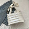 Borsa tote imbottita bianca trapuntata con tracolla regolabile in nylon per uso casual - Bianco