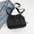 Sac bandoulière en nylon noir avec poches multiples et sangle réglable sur denim - Noir