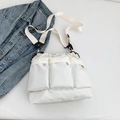 Sac bandoulière en nylon blanc multi-poches sur fond de veste en jean bleue - Blanc
