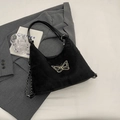 Zwarte matte draagtas met gouden vlinderborduurwerk en details van de metalen ketting - Zwart