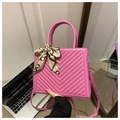 Bolso bandolera cuadrado rosa acolchado con detalle de pañuelo de seda y correa - Rosa Rojo