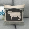 Gros plan d'une housse de coussin en lin rustique avec silhouette de taureau - Taureau avec Bordure en Bois (4)