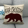 Housse de coussin en lin avec texte Bear Crossing et silhouette d'ours rouge sur sofa - Signe d'Ours Plaid (5)