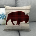 Détail de la housse de coussin en lin avec motif bison à carreaux sur fond de bois - Buffle Plaid sur Bois (8)