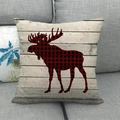 Détail de la housse de coussin en lin avec silhouette d'élan à carreaux rouges et noirs - Wapiti Plaid sur Bois (9)