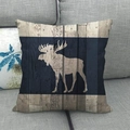 Détail de la housse de coussin en lin avec grain de bois, silhouette d'élan et rayures - Wapiti avec Rayures Bleues (12)