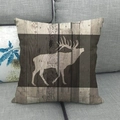 Détail d'une housse de coussin en lin avec silhouette de cerf sur motif grain de bois - Cerf de Campagne Vintage (13)