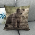 Funda de cojín de lino con estampado de oso pardo sobre fondo de grano de madera vintage - Estilo Oso Pardo Bebé (1)