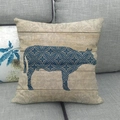 Détail de la taie en lin avec silhouette de vache florale bleue sur grain de bois - Vache Géométrique Florale (14)