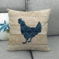 Détail d'une housse de coussin en lin avec silhouette de coq bleu sur fond grain de bois - Coq avec Damas (15)