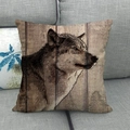 Funda de cojín de lino con diseño de lobo realista sobre fondo de vetas de madera - Estilo Boceto de Perfil Lateral de Lobo Gris (4)
