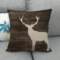 Détail de la housse de coussin en lin avec motif grain de bois et silhouette de cerf - Ombre de Cerf Clair sur Bois (17)