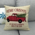 Detail eines Leinen-Weihnachtskissenbezugs mit rotem LKW und Baum auf grauem Sofa - Holzoptik Frohe Weihnachten Roter LKW(3)
