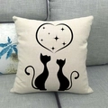 Leinen-Kissenbezug mit schwarzen Katzen-Silhouetten und Herzmuster auf grauem Sofa - Gegenüberliegende Schwarze Katzen Sternenherz (11)