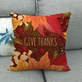 Linnen kussenhoes met herfstbladeren en Give Thanks tekst geplaatst op een grijze bank - Koffie Achtergrond Give Thanks Esdoornstijl (3)