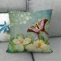 Federa in lino con motivo vintage di farfalla e magnolia su un divano grigio - Farfalla E Magnolia Bianca (4)