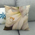 Quadratischer Kissenbezug aus Leinen mit weißem Lilienblumenmuster auf grauem Stoffsofa - Realistischer Weißer Lilienstil (1)