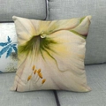 Detaillierte Textur der Ölgemälde Blumen-Leinen-Kissen auf einem grauen Sofa - Realistischer Amaryllis Blumenstil (3)