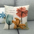 Detail van linnen kussenhoes met bloemenprints en de tekst Home is where your Heart is - Meerkleurige Transparante Bloemen (Home is where your Heart is)(1)