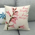 Détail d'une housse de coussin en lin avec motif floral sur un canapé gris - Lis Rose avec Citation (Live Simply)(8)
