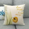 Détail de la texture d'une taie d'oreiller en lin avec fleurs jaunes et citation inspirante - Fleur Jaune Translucide (Laugh Always)(9)