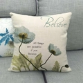 Gros plan détaillé de la housse de coussin en lin avec fleurs et texte de citation - Floral Bleu Clair avec Citation (Believe)(10)