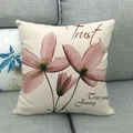 Détail de la taie d'oreiller en lin avec imprimé floral et texte Trust Your Journey - Floral Rose Pâle (Trust your Journey)(12)
