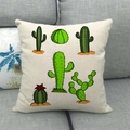 Linnen kussenhoes met groene cactusprints op een grijze bank als achtergrond - Zes Soorten Cactus Handgetekende Combo(2)
