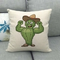 Détail de la housse de coussin en lin avec cactus au sombrero sur canapé gris - Cactus à Sombrero Musclé(6)