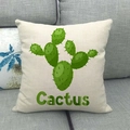 Gros plan d'une taie d'oreiller en lin cactus sur un canapé en tissu gris - Style Typographique Cactus(8)