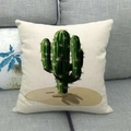 Gros plan d'une housse de coussin en lin avec imprimé cactus sur un canapé gris - Cactus Sableux de Désert(9)