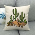Détail de la housse de coussin en lin cactus avec crâne sur un canapé gris foncé - Cactus du Désert avec Crâne de Taureau Américain(10)