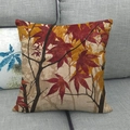 Detail von Leinen Kissenbezug mit Ölgemälde Herbst Ahornblatt Muster auf grauem Sofa - Rot-orangefarbenes Ahornblatt-Muster (1)