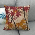Deko-Kissenbezug aus Leinen mit herbstlichem Ahornblatt-Ölgemälde auf grauem Sofa - Herbstliche Naturfarbe Ahornblatt (2)