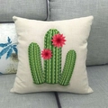 Detail van cactus linnen kussenhoes met natuurlijke textuur op een grijze bank - Roze Bloem Cactus(12)