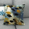 Leinen-Kissenbezug mit herbstlichem Blattmuster auf einem grauen Sofa - Aquarell Abstrakte Pflanzenblätter (4)