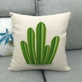 Gros plan sur la housse de coussin en lin avec motif cactus vert sur un canapé gris - Style en Blocs Frais B(16)