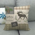 Kussenhoes in bosstijl met elandensilhouet en dennenappels op een grijze bank - Explore The Great Outdoors Stijl (3)